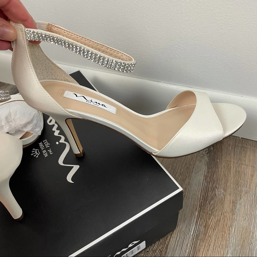 NINA VOLANDA IVORY LUSTER SATIN DRESS SANDALS NWT - Picture 6 of 8